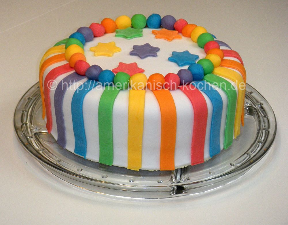 Rainbow Cake (Regenbogenkuchen) mit weißer Schokoladen-Ganache und ...