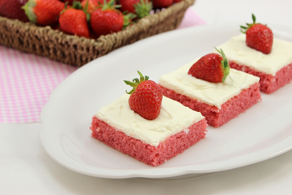 Erdbeer-Blechkuchen mit Cream Cheese Frosting *perfekt zum Muttertag ...