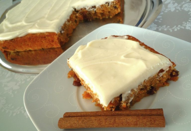 Carrot Cake with Cream Cheese Frosting (Möhrenkuchen mit Frischkäse ...