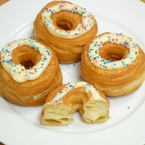 Cronuts mit Vanillefüllung - Croissant Donuts - amerikanisch-kochen.de