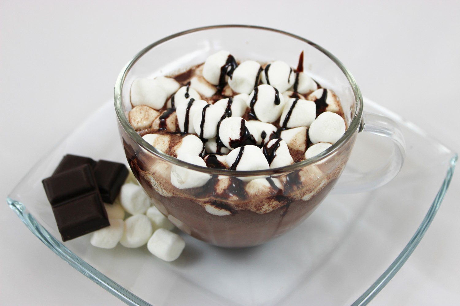 Heiße Schokolade mit Marshmallows (Hot Chocolate with Marshmallows ...