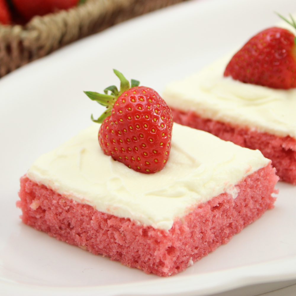 Erdbeer-Blechkuchen mit Cream Cheese Frosting *perfekt zum Muttertag ...