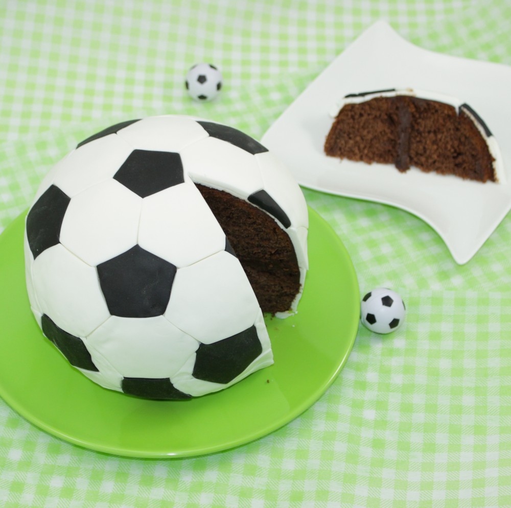 Fußball-Kuchen/ Fußball-Torte/ Soccer Cake/ Football Cake  (Orangen-Schoko-Kuchen) Fußball-WM 