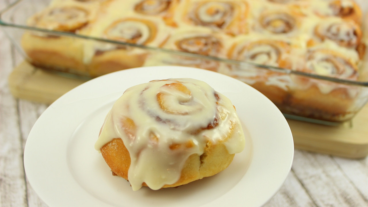 „Cinnabon“ Cinnamon Rolls / saftige Zimtschnecken mit Frosting ...