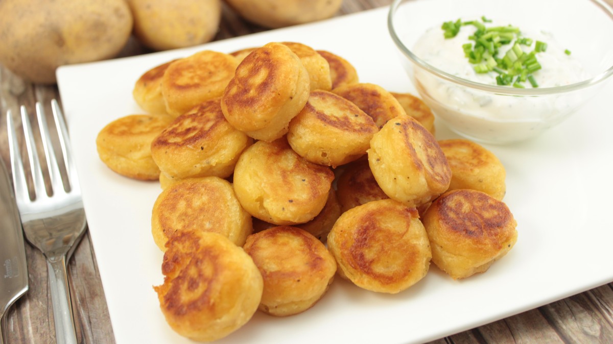 Potato Puffs mit Dipp (knusprig-cremige Kartoffelplätzchen ...