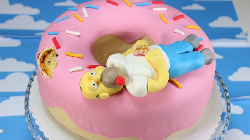 Homer Simpson auf einem Donut Kuchen