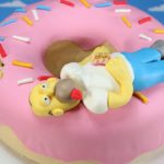 Homer Simpson auf einem Donut Kuchen