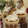 Weihnachtliche Dominostein Cupcakes mit Zimt frosting