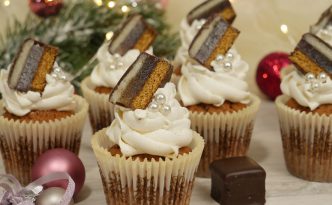Weihnachtliche Dominostein Cupcakes mit Zimt frosting