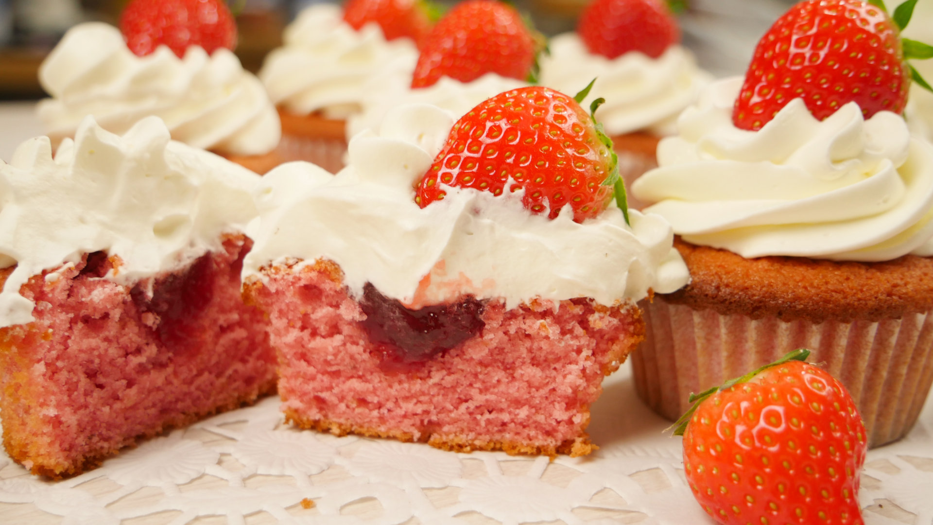 Gefüllte Erdbeer Cupcakes | Strawberry Cupcakes | Erdbeer Sahne ...