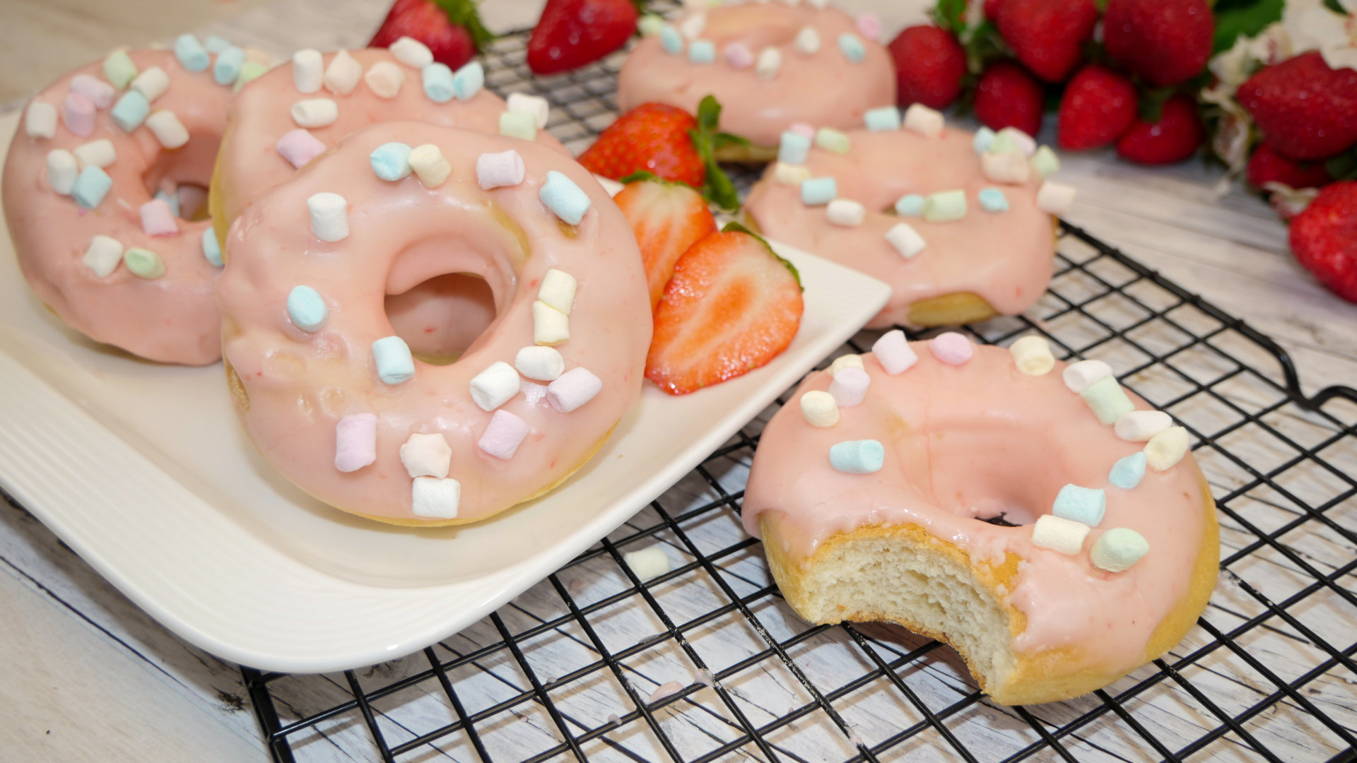 Donuts aus dem Ofen mit Erdbeer Glasur / Doughnuts ohne Frittieren ...