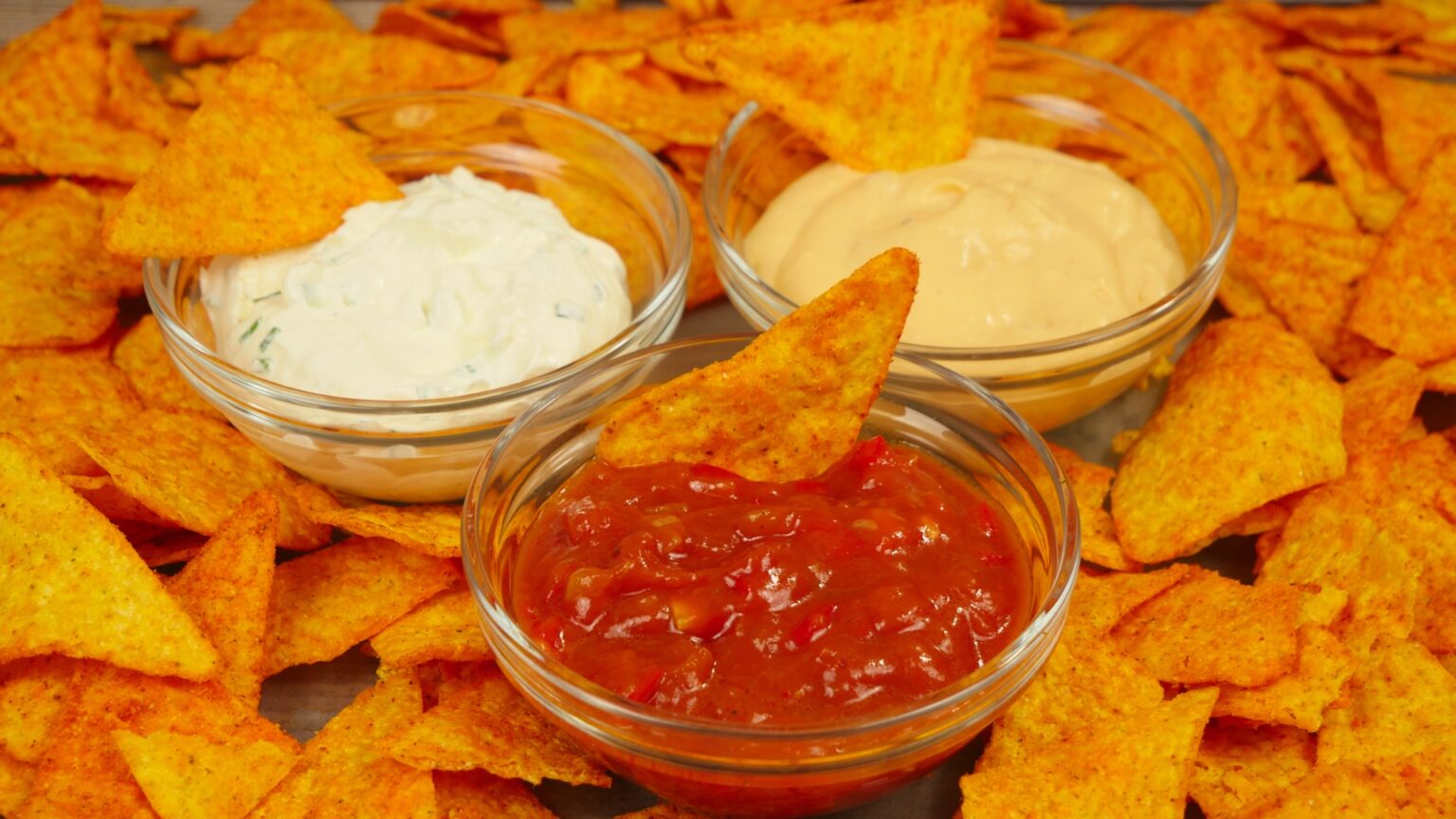 Nachos wie im Kino | Nachos mit Salsa, Käse-Dip &amp; Sour Cream Dip ...