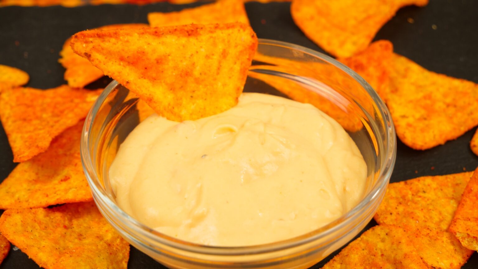 Nachos wie im Kino | Nachos mit Salsa, Käse-Dip &amp; Sour Cream Dip ...