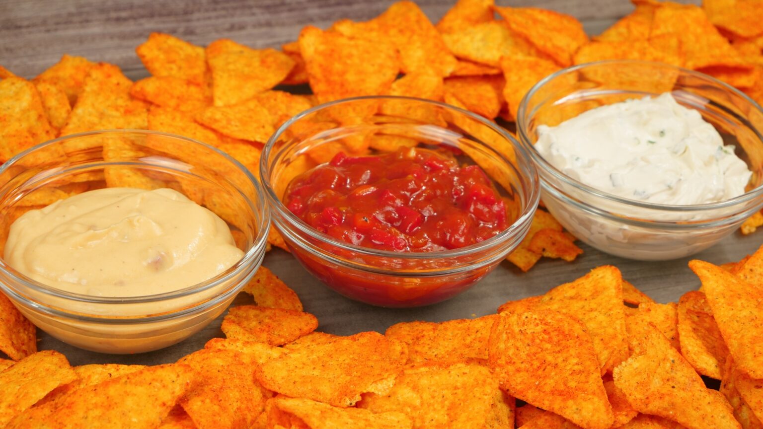 Nachos wie im Kino | Nachos mit Salsa, Käse-Dip &amp; Sour Cream Dip ...